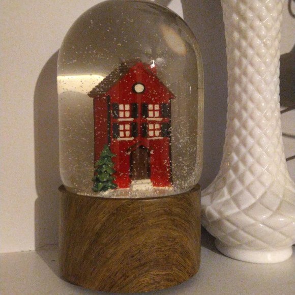 Home in the Snow Snowglobe musical - Here Comes Santa Claus wind-up red house - Picture 7 of 8